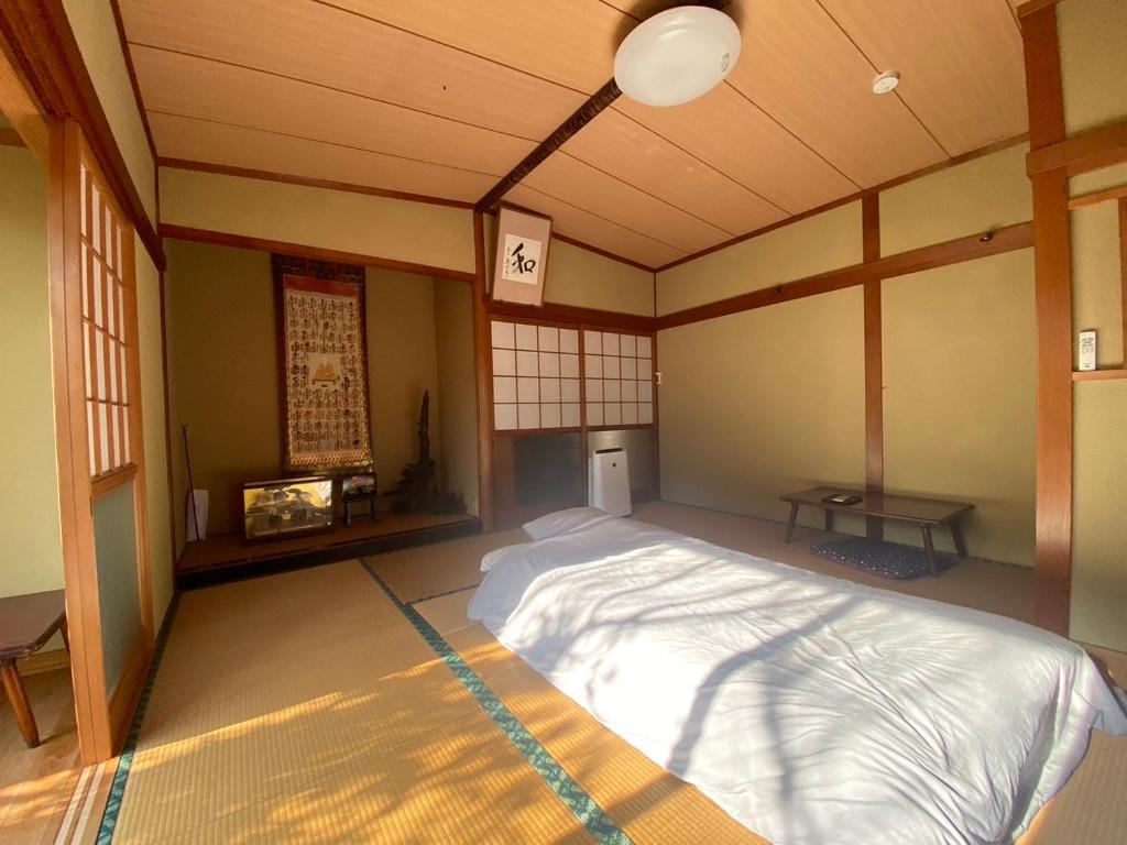 Sukumo的住宿－ゲストハウス アルベルゲ Guesthouse ALBERGUE SAKURA，一间卧室,卧室内配有一张大床