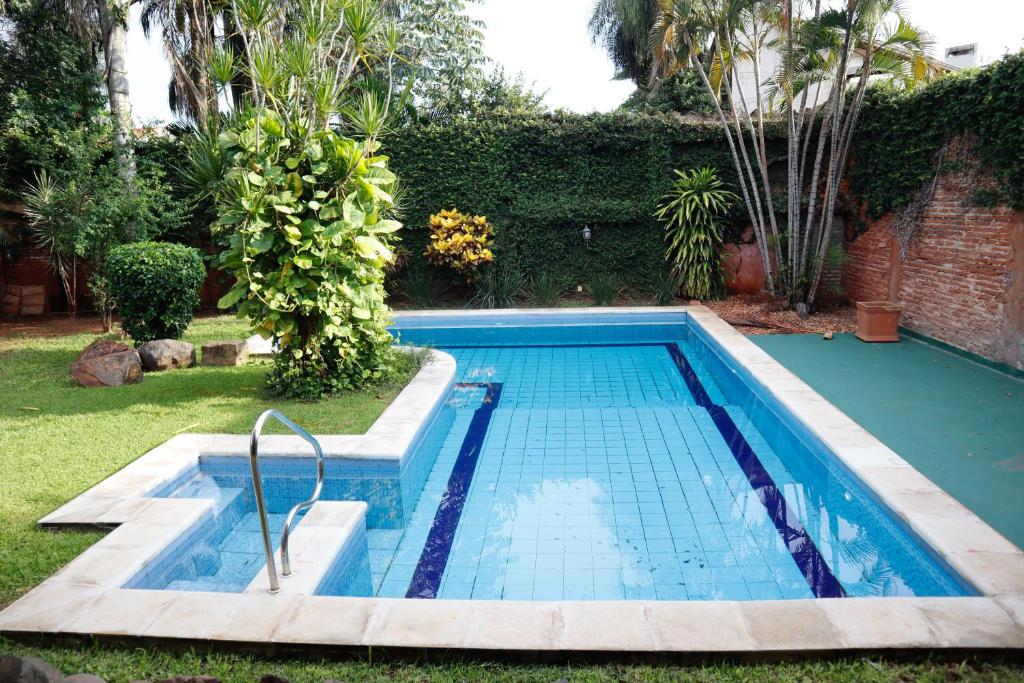 a small swimming pool in a yard with a yard at Villa Adela in Luque