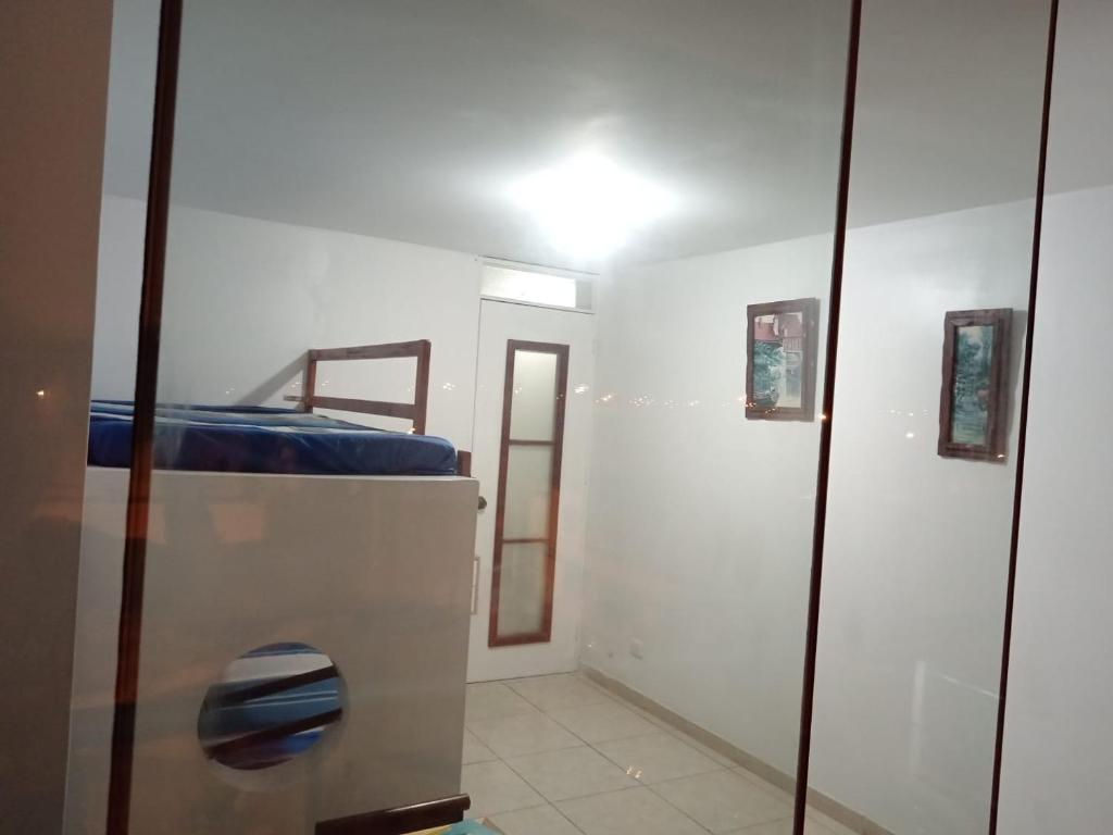 Pokój z łóżkiem piętrowym i lustrem w obiekcie EDIFICIO MARIA KIAN w mieście San Bartolo