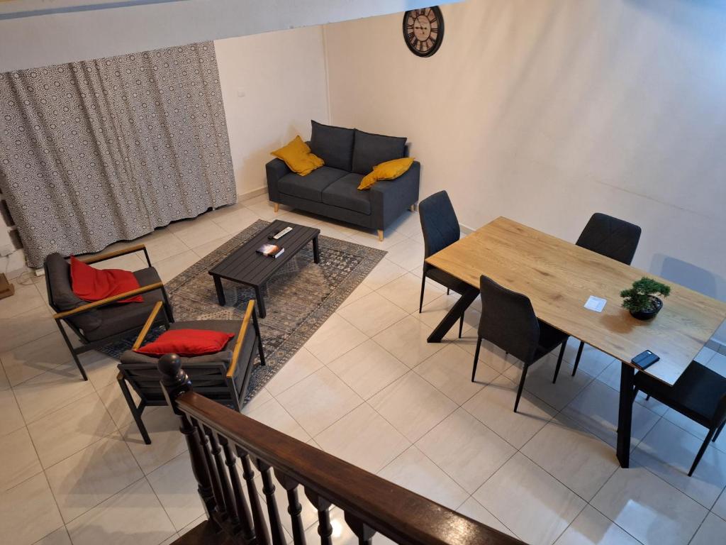 ein Wohnzimmer mit einem Sofa und einem Tisch in der Unterkunft SCI AZUR in Basse-Terre