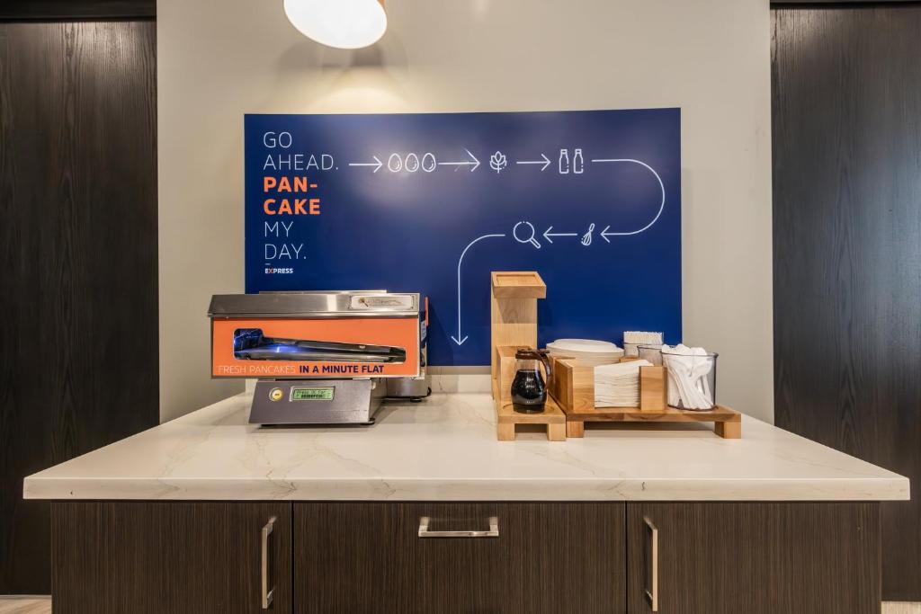 Holiday Inn Express & Suites Toronto Airport South by IHG - Resim 24