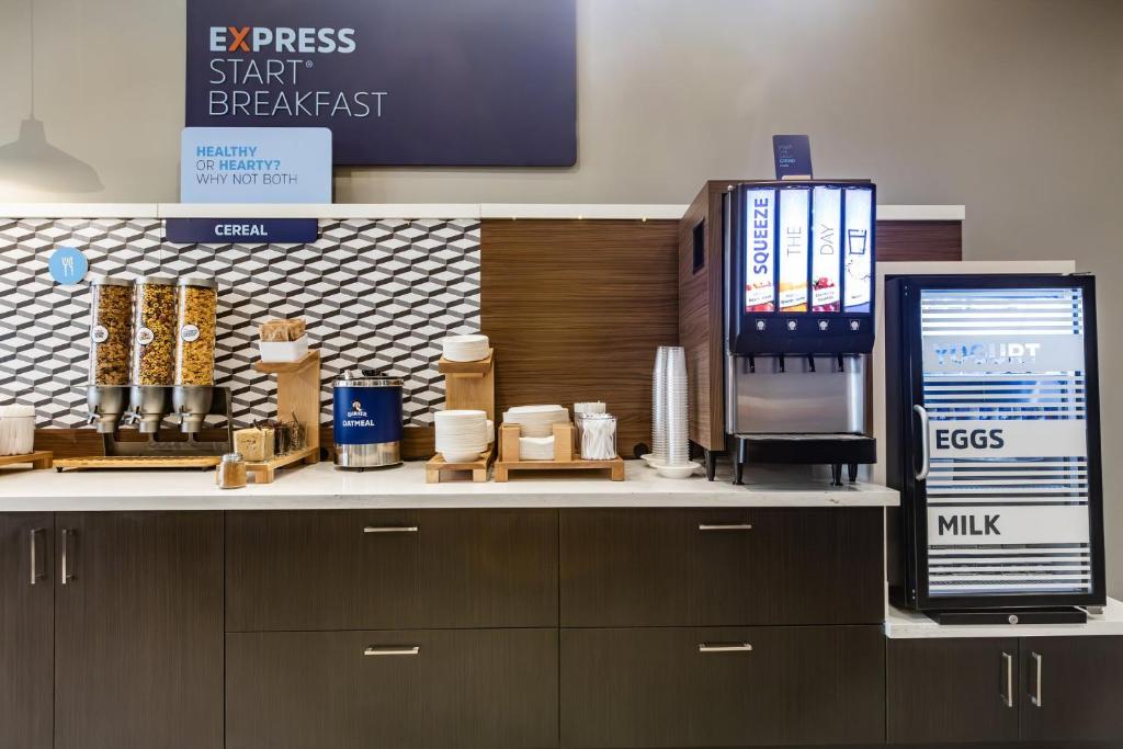 Holiday Inn Express & Suites Toronto Airport South by IHG - Resim 22