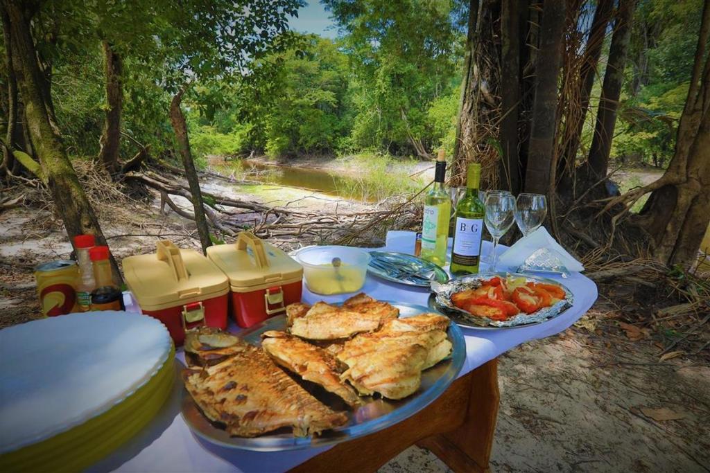 un tavolo con alcuni cibi e bevande sopra di Amazon Extreme River Fish a Manaus