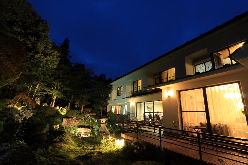 a building with a garden at night at Teiensaryo Yamanakako in Yamanakako