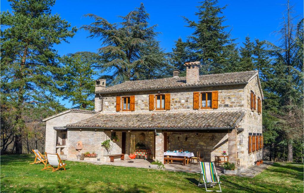 an old stone house with a table and chairs at 4 Bedroom Beautiful Home In Acqualagna in Acqualagna