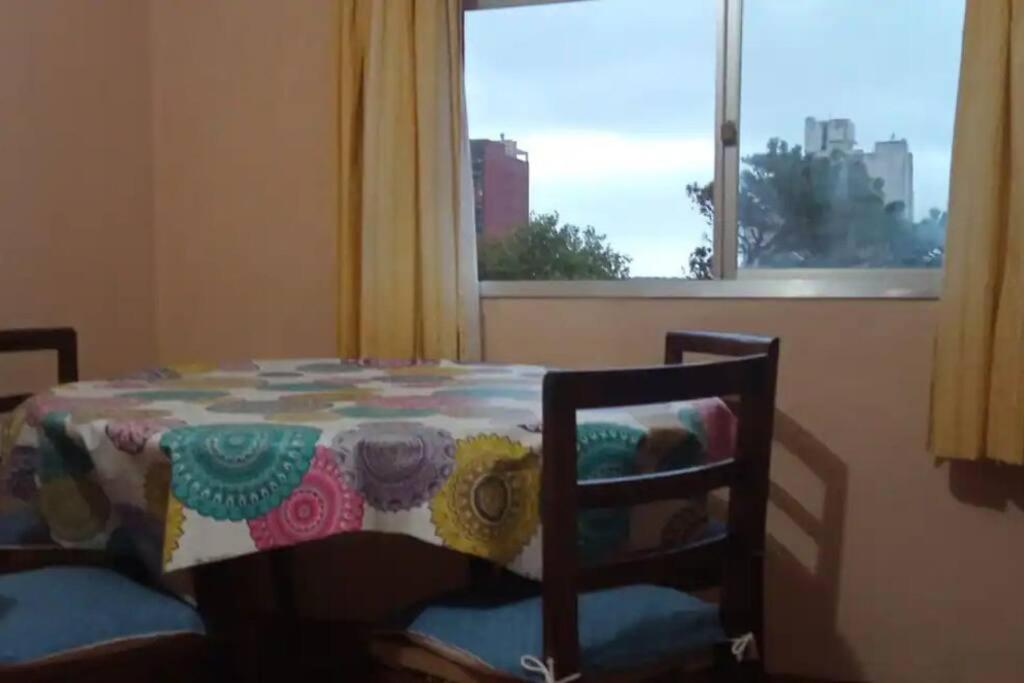 1 dormitorio con mesa y ventana en Departamento a 200mts de la playa en Miramar