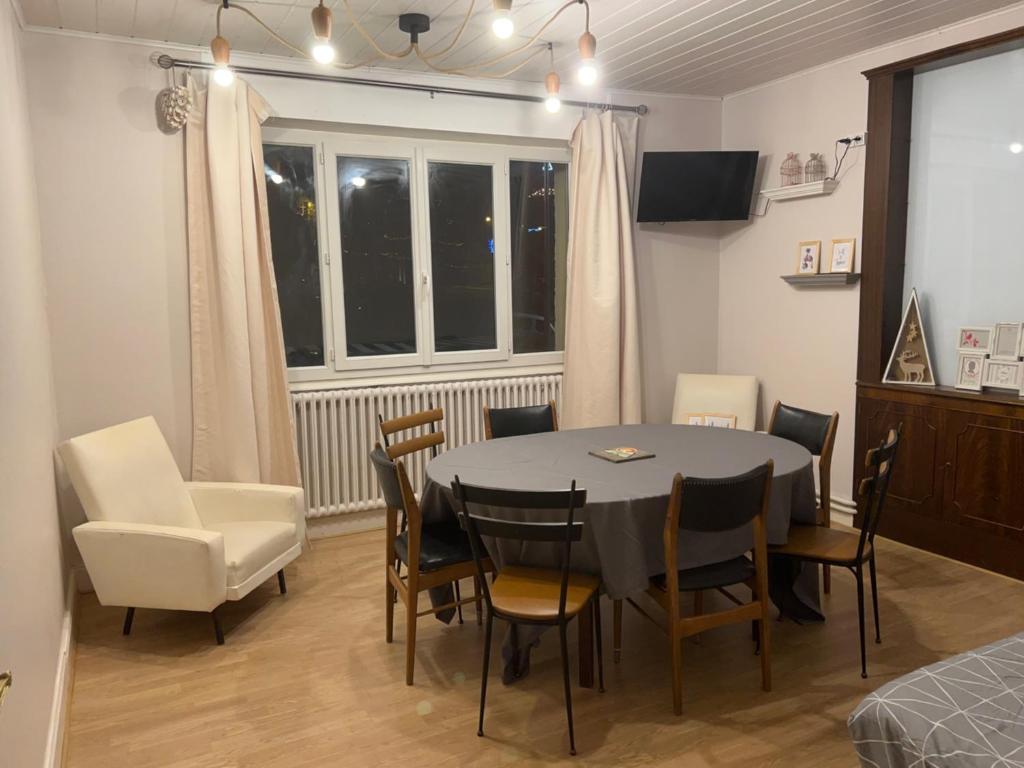 une salle à manger avec une table et des chaises et une fenêtre dans l'établissement La Résidence 1, à Le Mont-Dore