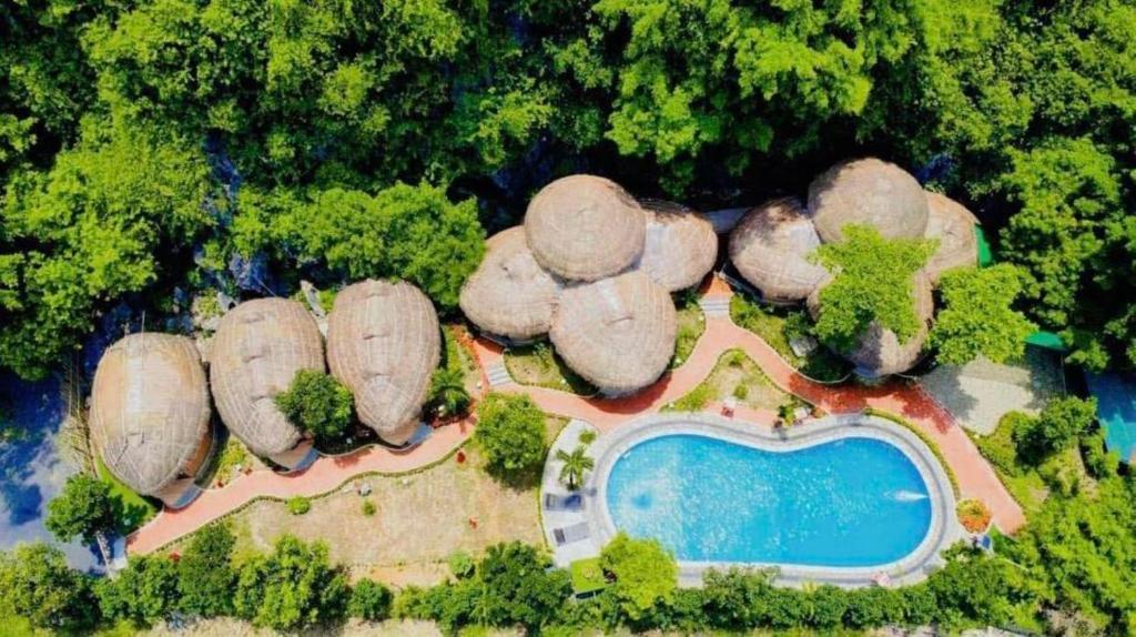 een luchtzicht op een groep rotsen en een zwembad bij Trang An Royal Bungalow in Ninh Binh