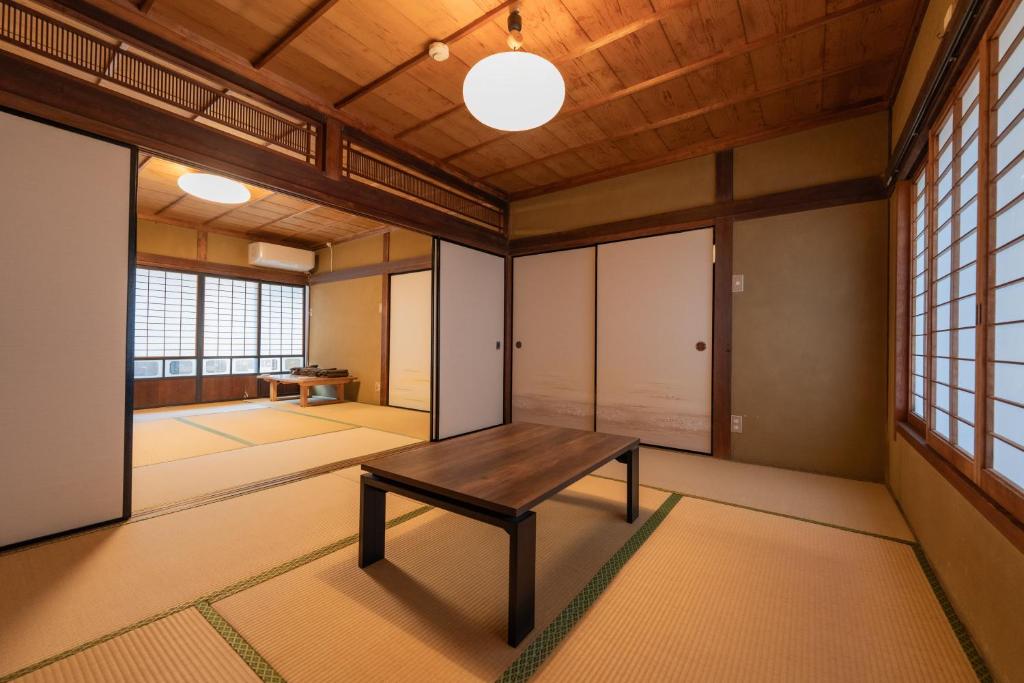 Postel nebo postele na pokoji v ubytování Private Chill Base たまて 三豊市荘内半島の古民家宿 一棟貸しも可
