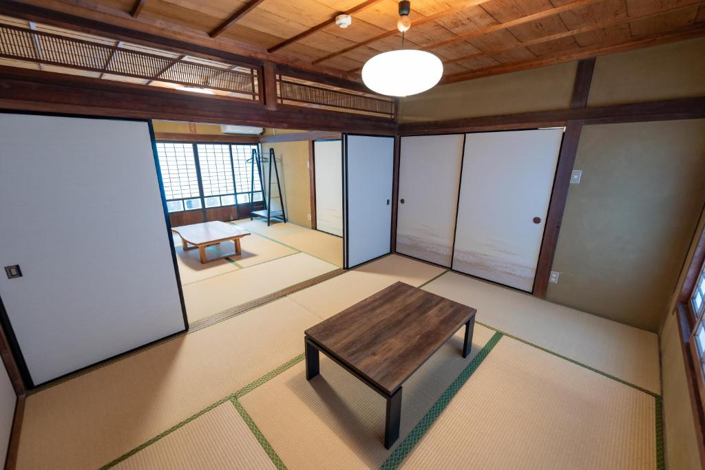 Postel nebo postele na pokoji v ubytování Private Chill Base たまて 三豊市荘内半島の古民家宿 一棟貸しも可