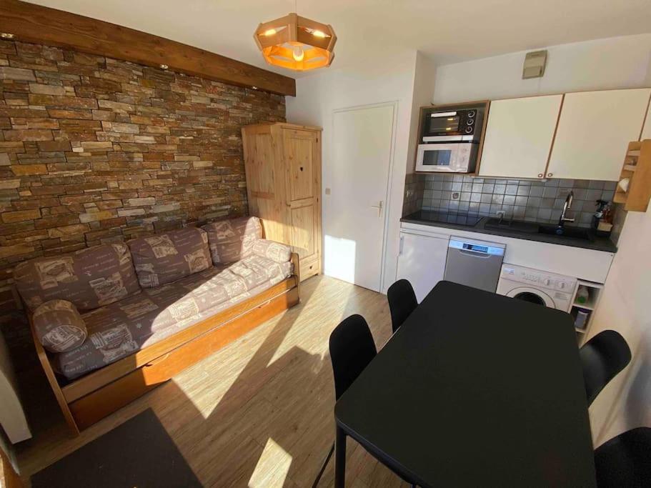 un salon avec un canapé et une table dans l'établissement 2 pièces- parking couvert- 4 personnes- les terrasses de la rosiere, à La Rosière