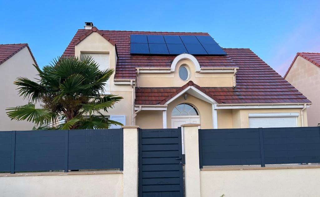 una casa con techo solar y valla en Serenity - 20 mins from Paris en Chelles