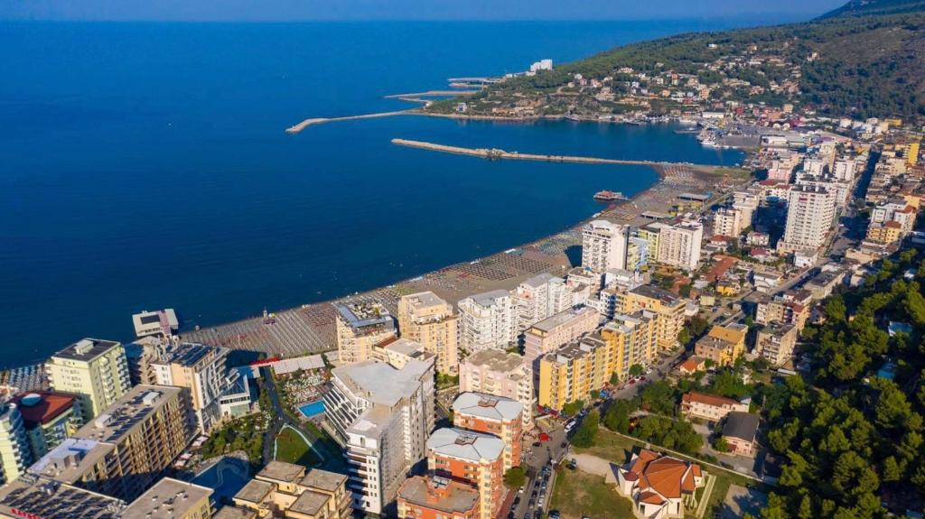 una vista aerea di una città vicino all'acqua di holiday home a Shëngjin