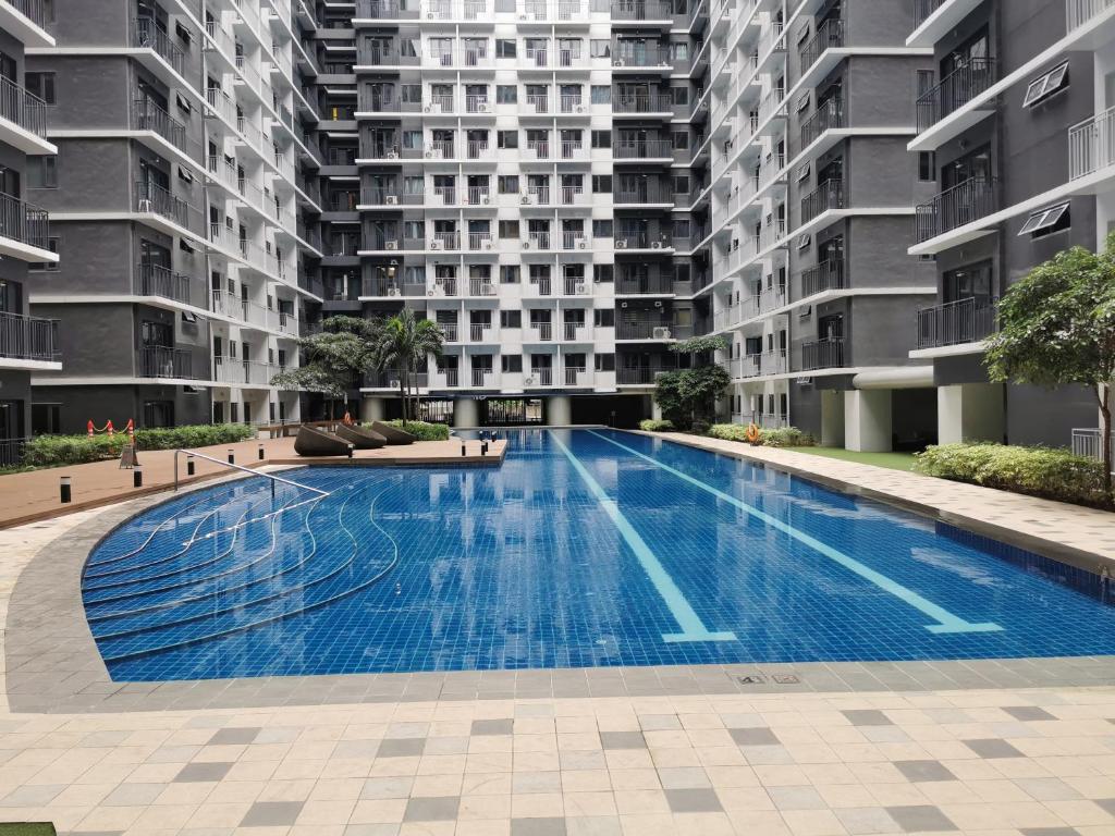 una piscina vacía en un edificio de apartamentos en Shore 3 tower 2 mall of Asia en Manila