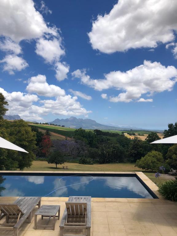 einen Pool mit Blick auf den Himmel in der Unterkunft Sugarbird Manor in Stellenbosch