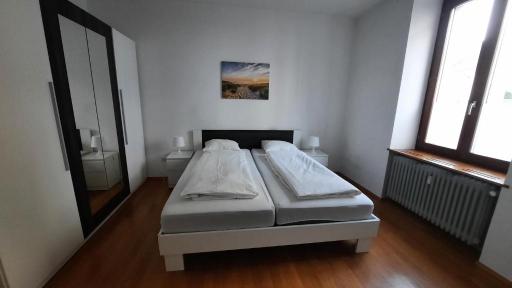 1 Schlafzimmer mit 2 Betten in einem Zimmer in der Unterkunft Black Stone Apartments - Lörrach in Lörrach
