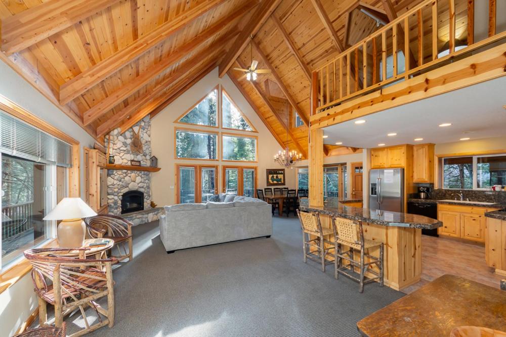 cocina y sala de estar con sofá y mesa en Big Timber Lodge, en Arnold