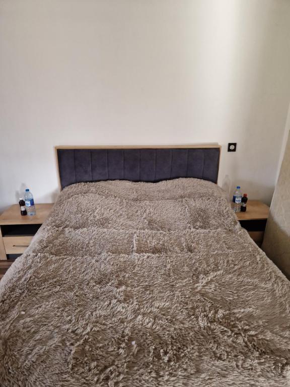 - un lit dans une chambre avec 2 tables dans l'établissement Xanbulan_Home, 