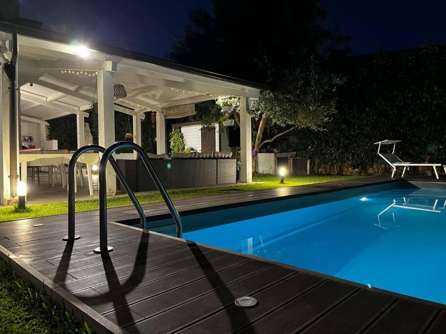 une piscine dans un jardin la nuit dans l'établissement Villa sole Sicily, à Terrasini
