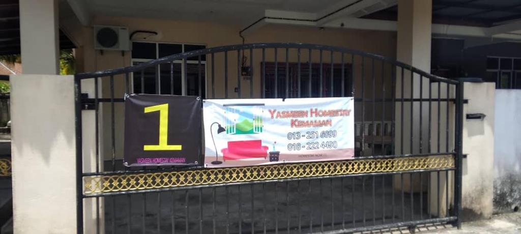 Czarna brama z napisem numer jeden w obiekcie Yasmeen Homestay Kemaman w mieście Kampong Kemaman
