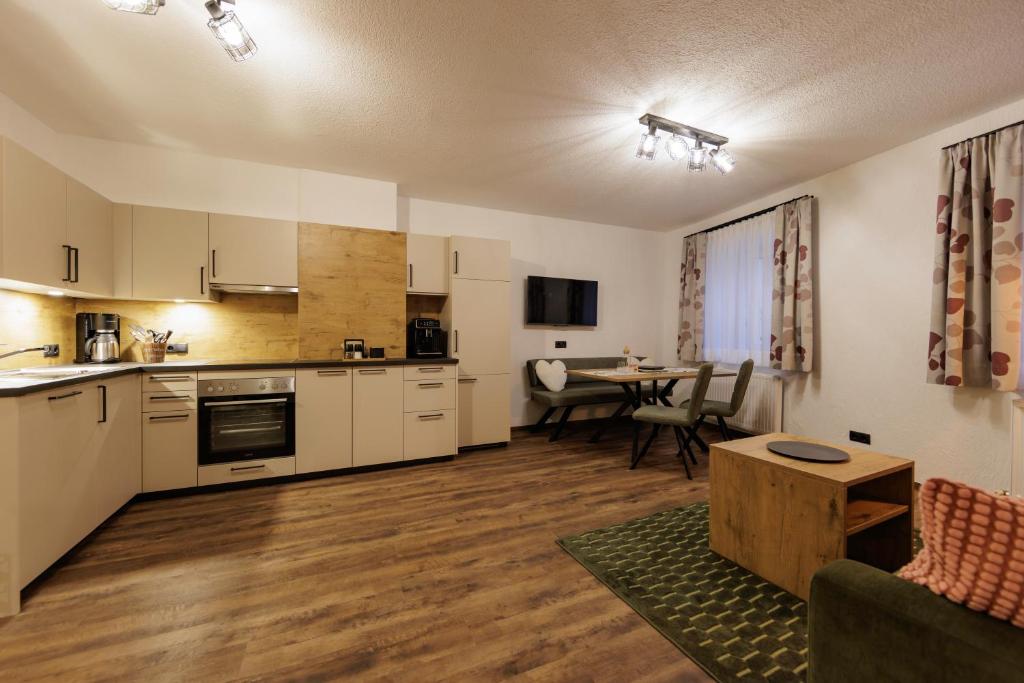 Kuchyň nebo kuchyňský kout v ubytování Apartmenthaus Goldeck