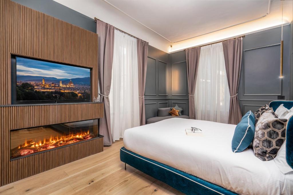ein Hotelzimmer mit einem Bett und einem Kamin in der Unterkunft Maison Ginori Guelfa in Florenz