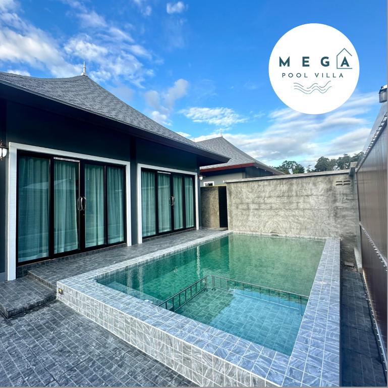 una piscina en el patio trasero de una casa en Mega Pool Villa,Aonang, en Ao Nam Mao