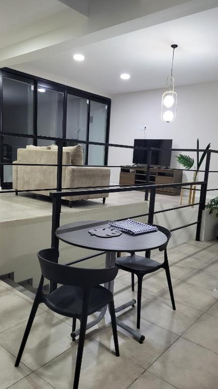 - un salon avec une table et un canapé dans l'établissement Casa de Verano, à Mina Clavero