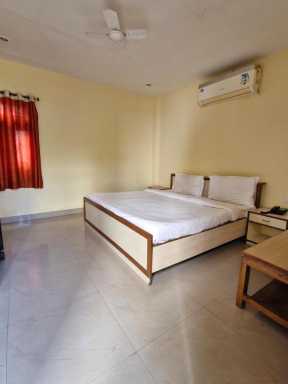 1 dormitorio con 1 cama grande en una habitación en Hotel Sanctuary Resort, en Sawāi Mādhopur