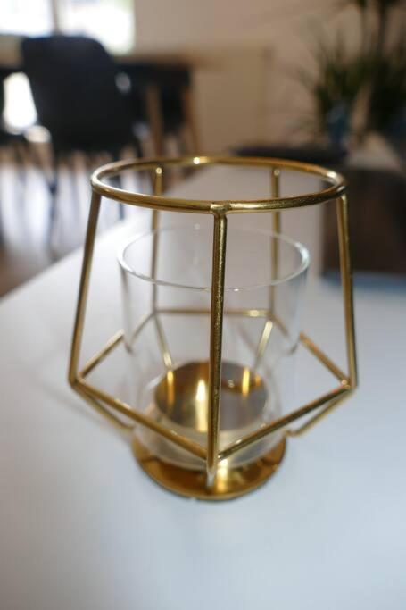a glass vase sitting on top of a table at Disneyland Paris, appartement 70m², parking privé in Serris