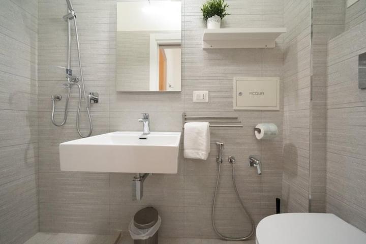 bagno con lavandino, doccia e servizi igienici di ConTe Mami a Palo del Colle