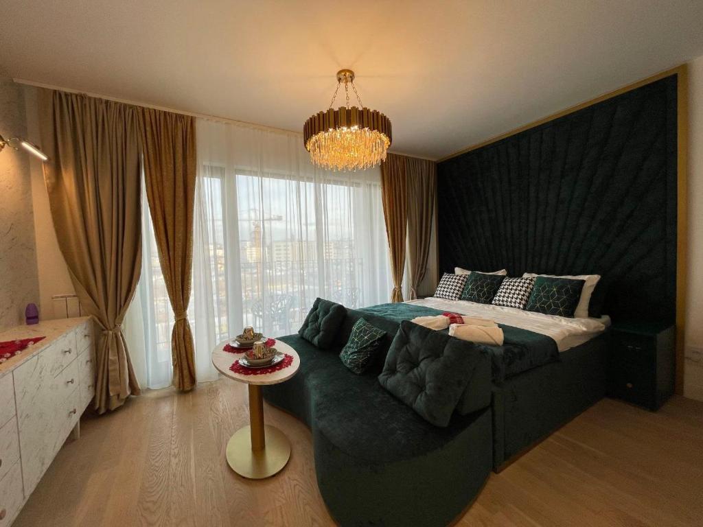 een slaapkamer met een groot bed en een tafel bij Belgrade Waterfront Luxury Apartment in Belgrado