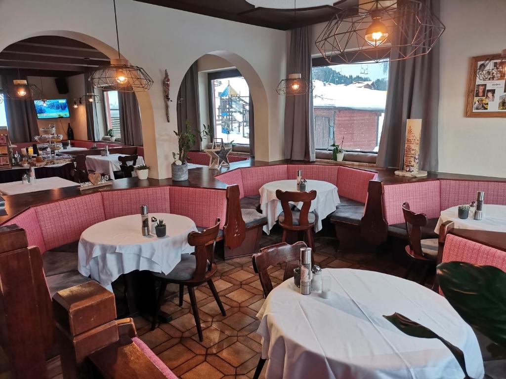 A restaurant or other place to eat at Hotel Pariente