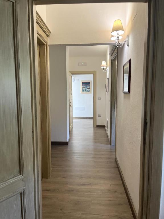 pusty korytarz z hallwayngthngthngthngthngthngthngthngthngthngthngthnh w obiekcie HOTEL CAMPO STELLA w mieście Leonessa