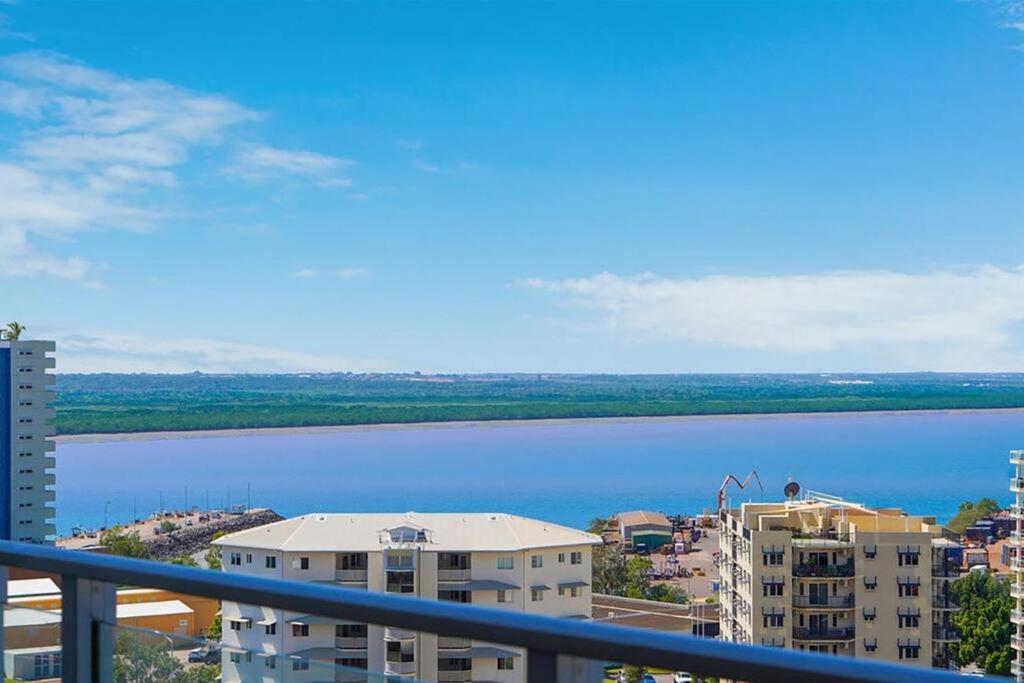- une vue sur une grande étendue d'eau depuis un bâtiment dans l'établissement Habour & City View Apartment on 11th Floor - King Bed, à Darwin