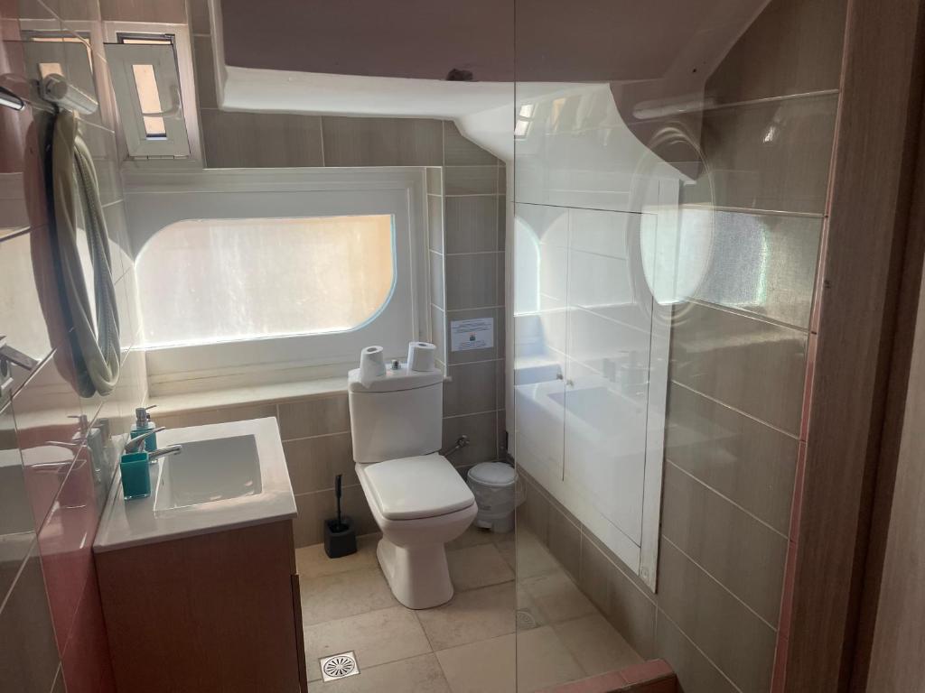 A bathroom at Julies Studios