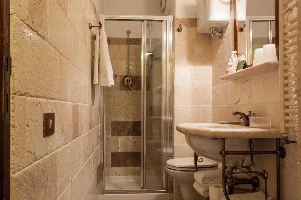 Koupelna v ubytování Albergo Il Giglio