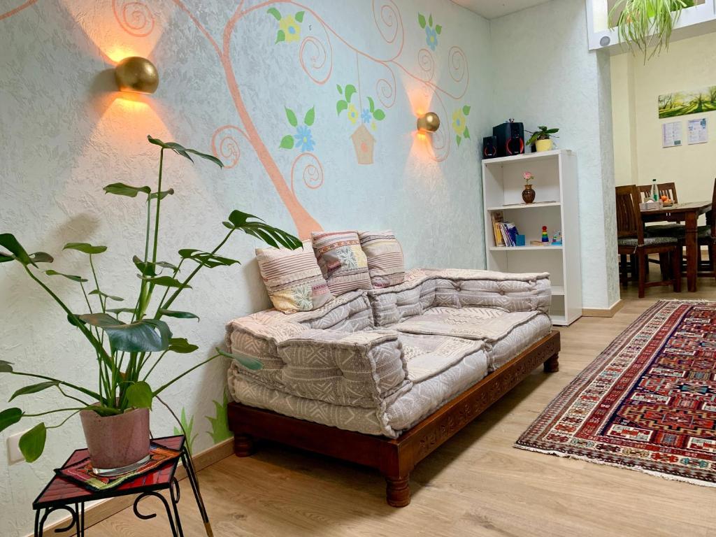 ein Schlafzimmer mit einem Bett und einer Wand mit einem Blumenbild in der Unterkunft Zentral mit Entspannung pur in Mörfelden-Walldorf
