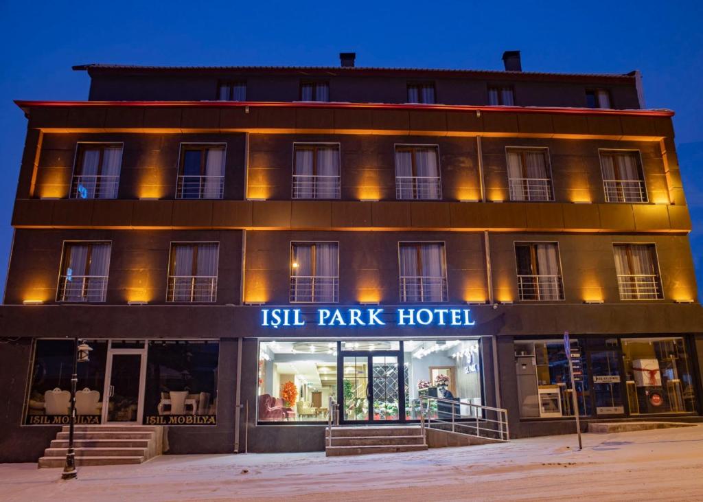 un edificio con un cartel que dice isill park hotel en IŞIL PARK HOTEL, en Kars