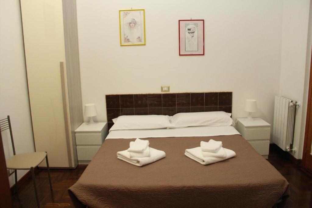 - une chambre avec un lit et 2 serviettes dans l'établissement Verdon, à Rome