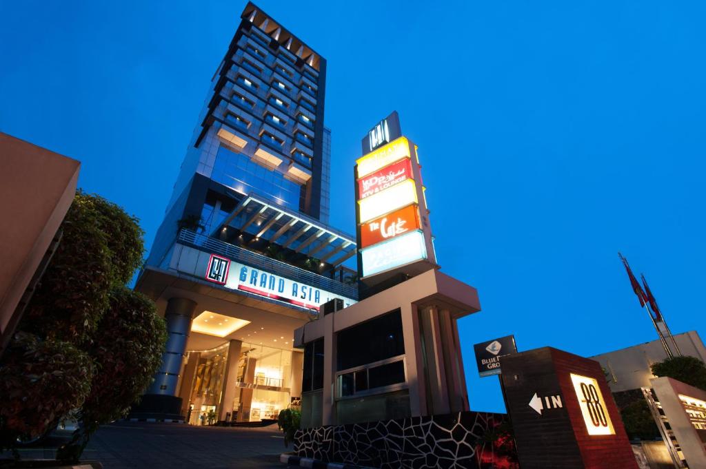 un edificio con un cartel encima en Grand Asia Hotel Jakarta, en Yakarta