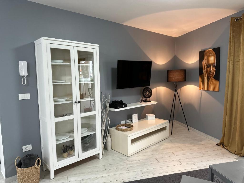 Televízia a/alebo spoločenská miestnosť v ubytovaní Apartman Magnolija Umag