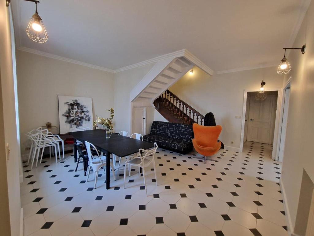ein Esszimmer mit Tisch und Stühlen und einer Treppe in der Unterkunft Grande Maison meublée tout équipé Wifi, Télé, Billard - Demeure de 196 m2 à Tain l'hermitage - 5 Chambres - 12 Couchages in Tournon-sur-Rhône