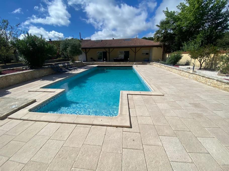 uma piscina em frente a uma casa em Maison a deux pas de Perigueux quartier calme. em Coulounieix-Chamiers