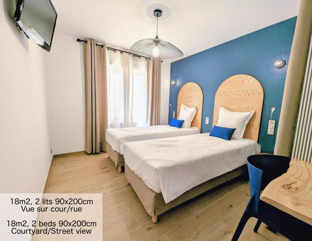 Un pat sau paturi într-o cameră la Hôtel Flor