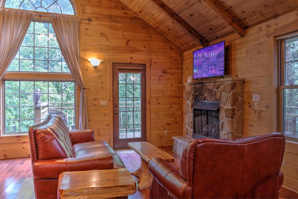 Whispering Pines Treehouse by Amish Country Lodging - Maison D'une Chambre
