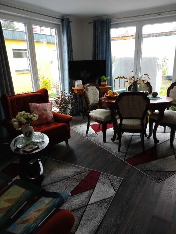 Gittis Condo في كابلن: غرفة معيشة مع أريكة حمراء وطاولة