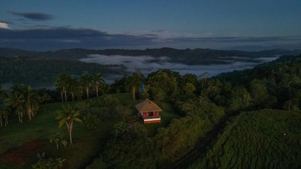 Skats uz naktsmītni Casa Talamanca no putna lidojuma