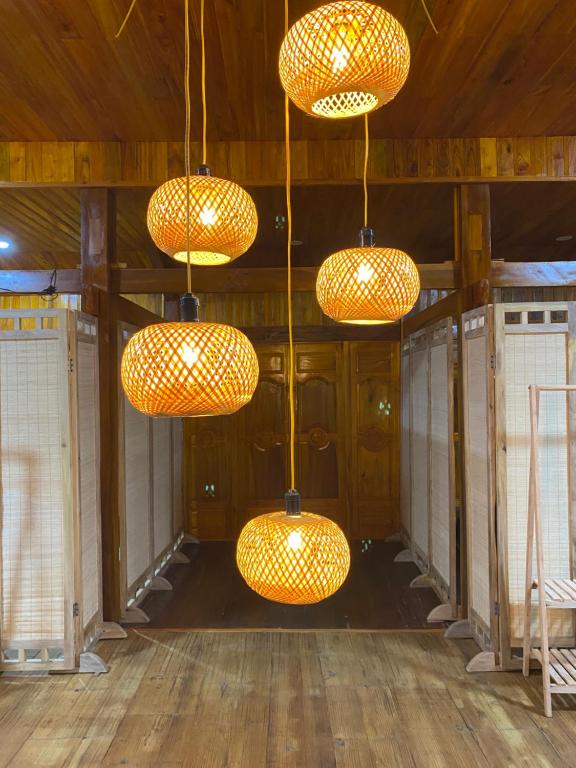 eine Gruppe von Leuchten, die von einer Decke hängen in der Unterkunft Hillside homestay in Ha Giang