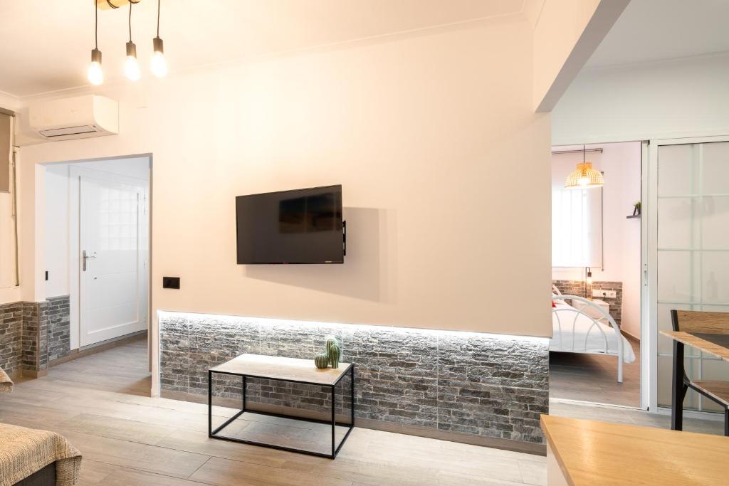 A television and/or entertainment centre at Beach Apartment, next to the sea